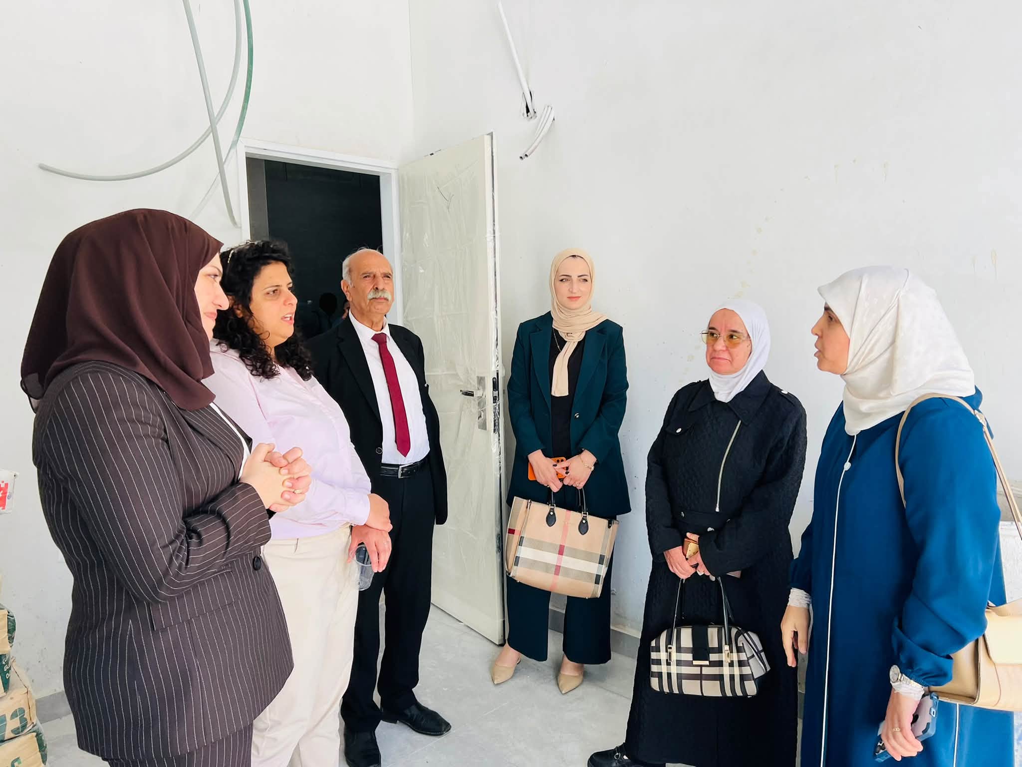 جمعية البيوت السعيدة وبلدية الخليل تستقبلان وفدًا من برنامج الأمم المتحدة الإنمائي (UNDP) وبنك التنمية الألماني (KfW) لمتابعة أعمال المطبخ الإنتاجي في المنطقة الجنوبية